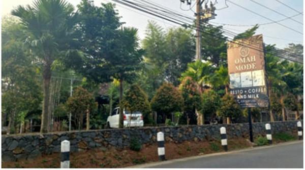 Omah Mode Coffe Milk & Resto Kudus Omah Mode Coffe Milk & Resto, tempat nongkrong di Dawe Kudus.