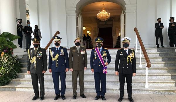 Panglima TNI Panglima TNI Marsekal Hadi Tjahjanto menerima penghargaan Darjah Utama Bakti Cemerlang dari Presiden Singapura Halimah Yacob
