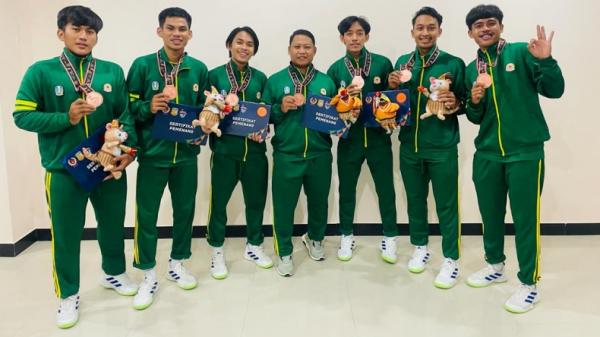 Muhammad Hendri Firdaus bersama rekan Tim Hoki saat PON Papua XX (Agus Ismanto/MNC Portal)