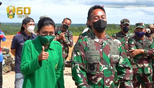 Andika 2 KSAD Jenderal TNI Andika Perkasa tertawa saat mendengar prajurit TNI AD menawarkan kopi ke personel US Army. (Foto akun Youtube TNI AD).