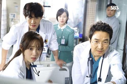 Adegan ciuman drama Korea terpanas Dr Romantic. (Foto: Soompi)
