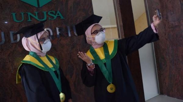 Vera Saskia Prima Salsabila dan Vena Saskia Prima Saffanah, mahasiswi Pendidikan Dokter angkatan 2017 yang diwisuda bersamaan, Sabtu (30/10/2021). (Foto: MPI/Ali Masduki)