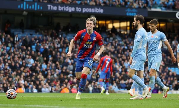 Man City vs Crystal Palace Manchester City kalah saat menjamu Crystal Palace pada lanjutan Liga Inggris 2021/2022. Sepuluh pemain Man City kalah 0-2 atas Crystal Palace. (foto: REUTERS)