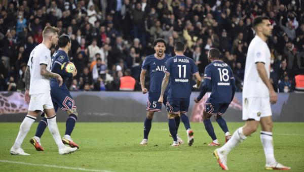 PSG Vs Lille Paris Saint-Germain (PSG) menang comeback 2-1 atas LOSC pada pekan ke-12 Liga Prancis di Parc des Princes, Sabtu (30/10/2021) dini hari WIB. (Foto: Twitter/PSG_English)