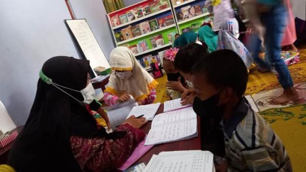 Rumah Cerdas Madin Estu Panggugah 2 Aktivitas belajar mengajar di Rumah Cerdas Madin Estu Panggugah di Kampung Weden, Desa Mojolegi, Kecamatan Teras, Kabupaten Boyolali. Foto: iNews.id/Ary Wahyu Wibowo.
