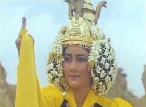 Suzzanna dengan mahkota ular Suzzanna kerap berpenampilan ala ratu dari dunia lain. (Foto: IG)