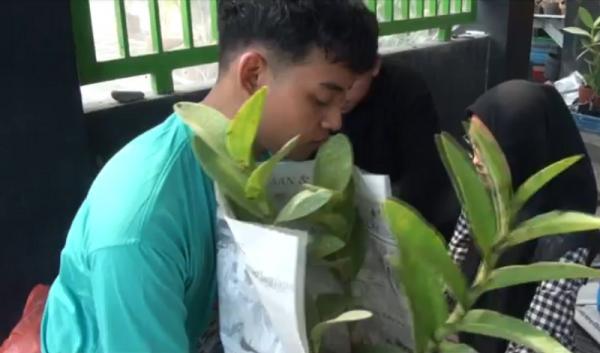 anggrek 2 Teman skolah Setiawan ikut menjadi pekerja dan mendapat gaji. (Foto: iNews.id/Sholahudin).