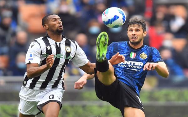 Bek Inter Milan, Andrea Ranocchia Bek Inter Milan, Andrea Ranocchia (kanan) menghalau bola dari terjangan pemain Udinese Beto dalam laga Liga Italia 2021/2022 di Stadion San Siro, Minggu (31/10/2021). (Foto: REUTERS/Daniele Mascolo)