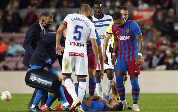 Sergio Aguero diganti di babak pertama saat Barcelona vs Deportivo Alaves pada jornada ke-12 Liga Spanyol, Minggu (31/10/2021) dini hari WIB. Ini penyebabnya. (Foto: REUTERS/Albert Gea)