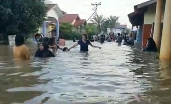 Banjir Sekadau Banjir di Sekadau semakin meluas. (Foto: iNews/Uun Yuniar)