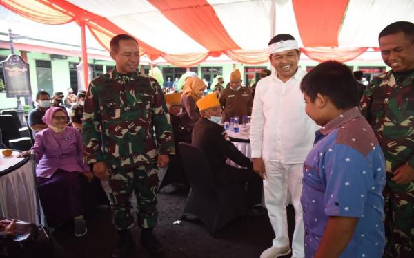 DEDI MULYADI HILMAN DISLEKSIA1 Dedi Mulyadi memperkenalkan Hilman kepada Pangdam III/Siliwangi Mayjen TNI Agus Subiyanto saat berkunjung ke Purwakarta. (Foto: ISTIMEWA)