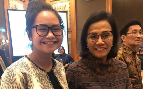 Faye Simanjuntak bersama Menkeu Sri Mulyani. Aktivis HAM ini masuk daftar anak muda berpengaruh versi Forbes. (Foto: Istimewa)