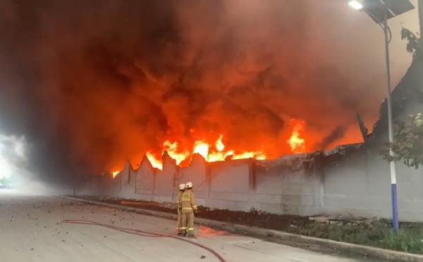 kebakaran pabrik korek tangerang 2 Kebakaran hebat melanda pabrik korek api di kawasan Pergudangan Sungai Turi, Paku Haji, Kabupaten Tangerang, Banten terbakar pada Selasa (2/11/2021) sore. (Foto: Istimewa)