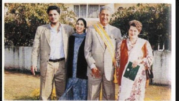 DR. Khan bersama istri, Hendrina Reterink Knan (kanan), putrinya Ayesha Khan dan menantu. (Foto: rawbah.net)
