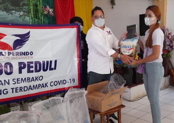 Gerkindo membagikan bantuan beras dan kitab suci ke jemaat di Minahasa Utara, Sulut, Rabu (3/11/2021). (Foto: MNC Portal/Subhan Sabu)