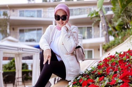 Syahrini di LA Syahrini, salah satu artis cantik berdarah Sunda.