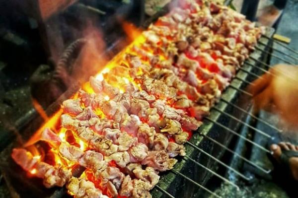 Sate Klatak Pak Jono Ini daftar 10 sate klatak di Imogiri Yogyakarta ini wajib banget Anda coba. Nikmati sensasi gurih dan empuknya dagng kambing. (Foto : @detektiptataboga)