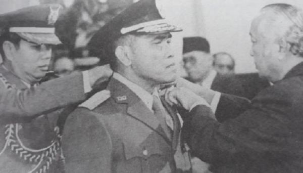 Benny Moerdani Jenderal Benny Moerdani dilantik menjadi Panglima ABRI atau Panglima TNI oleh Presiden Soeharto. (Foto dok Benny Moerdani Profil Prajurit Negarawan).
