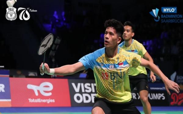 Pebulu tangkis ganda putra Indonesia, Yeremia Erich/Pramudya Kusumawardana beraksi di Hylo Open 2021. (Foto: Twitter/@INABadminton)