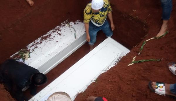 05 Mpi Pemakaman Vanessa 2 Jenazah Vanessa Angel dan Febri Ardiansyah dimakamkan dalam satu liang lahat. (Foto: MPI)