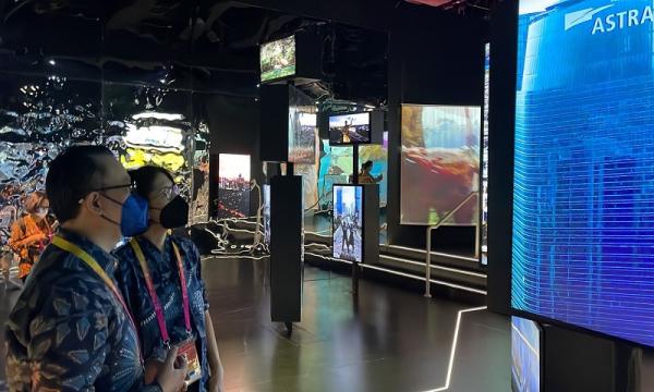 AStra dalam Expo 2020 Dubai Direktur Astra Gita Tiffani Boer (kanan) bersama Head of Corporate Communications Astra Boy Kelana Soebroto (kiri) saat mengunjungi zona Today pada Paviliun Indonesia di Expo 2020 Dubai, Dubai, Uni Emirat Arab pada Kamis (4/11/2021).