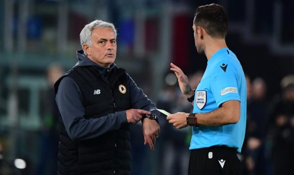 AS Roma ditahan Bodo/Glimt 2-2 pada matchday keempat Grup C Liga Konferensi Eropa, Jumat (5/11/2021) dini hari WIB. Pelatih I Giallorossi Jose Mourinho murka. (Foto: REUTERS/Alberto Lingria)