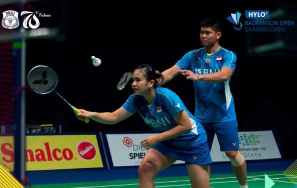 Melati Daeva Oktavianti/Praveen Jordan Pasangan ganda campuran Indonesia, Melati Daeva Oktavianti/Praveen Jordan saat tampil di Hylo Open 2021. (Foto: Twitter/@INABadminton)