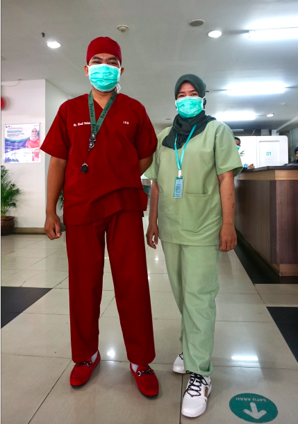 Tenaga medis RSUD Tarakan Jakarta mencoba sepatu yang nyaman untuk beraktivitas. (Foto: istimewa)