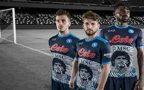 Jersey Napoli berhiaskan wajah Maradona Jersey Napoli berhiaskan wajah Diego Maradona dan sidik jarinya. (Foto: Store.sscnapoli.it)