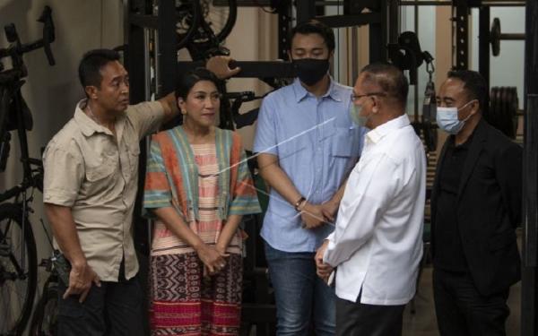 Alexander Akbar Wiratama putra Jenderal Andika Alexander Akbar Wiratama Perkasa ikut mendampingi ayahnya, KSAD sekaligus calon Panglima TNI Jenderal Andika Perkasa (kiri) menyambut kedatangan anggota Komisi I DPR saat verifikasi faktual, Minggu (7/11/2021). (Foto: Antara)