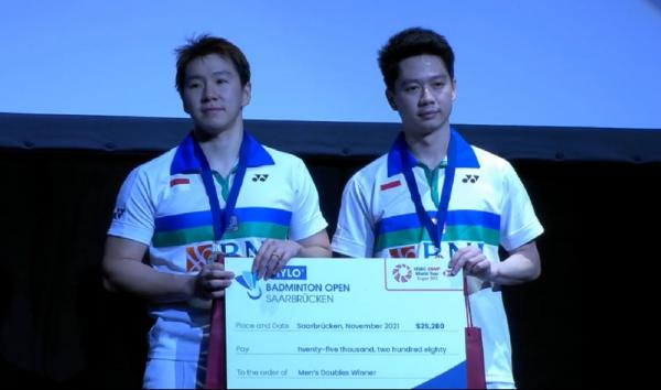Kevin/Marcus juara Hylo Open 2021 Turnamen Hylo Open 2021 telah berakhir semalam. Tim bulu tangkis Indonesia menyegel satu gelar dari sektor ganda putra. (foto: Twitter/BadmintonTalk).