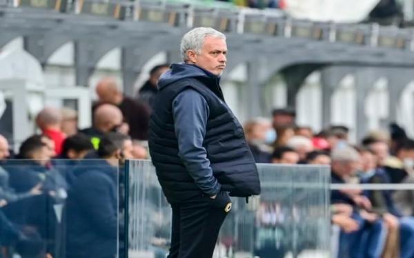 Pelatih AS Roma, Jose Mourinho Pelatih AS Roma, Jose Mourinho tampak gusar melihatnya takluk oleh Venezia dalam laga Liga Italia 2021/2022 di Stadion Pierluigi Penzo, Minggu (7/11/2021). (Foto: ASRoma.com)