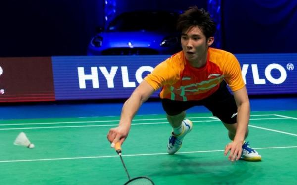 Nama tunggal putra Singapura Loh Kean Yew tengah jadi sorotan lagi setelah kembali berhasil menaklukkan wakil Malaysia Lee Zii Jia pada final Hylo Open 2021. (Foto: Twitter/@badmintonphoto)