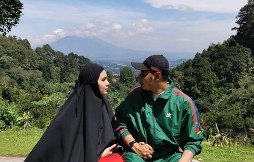 Artis cantik menikahi duda, Kartika Putri,