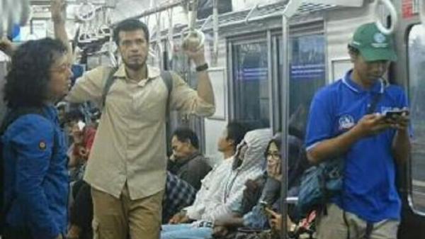 Primus Yustisio berangkat kerja naik krl Anggota DPR Primus Yustisio berangkat kerja naik KRL menuju Bogor. (Foto: TikTok Ayi Sahrul Hamzah)