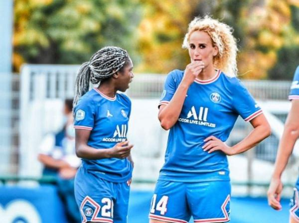 Aminata Diallo dan Kheira Hamraoui Dua pemain perempuan PSG, Aminata Diallo dan Kheira Hamraoui. (Foto: Twitter/@FansTribeHQ)