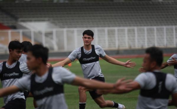 Bek muda Timnas Indonesia, Elkan Baggott Elkan Baggott ikut berlatih bersama Timnas Indonesia di Stadion Madya, Senayan, Jakarta pada Rabu (10/11/2021). (Foto: MNC Portal Indonesia/Aldhi Chandra)