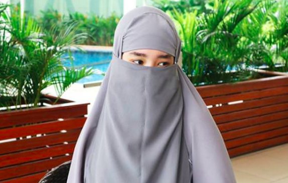 Artis cantik mengubah penampilan menjadi tertutup mengenakan cadar. (Foto: Istimewa)
