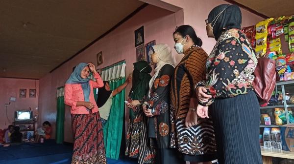 komisi e banjir bandang batu Perwakilan Komisi E DPRD Jatim memberikan santunan kepada keluarga korban banjir bandang.