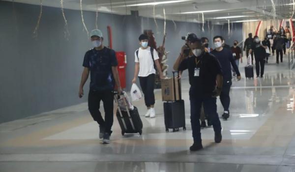 Kontingen atlet yang akan berlaga di Indonesian Badminton Festival 2021 tiba di Bandara Ngurah Rai, Rabu (10/11/2021). (Foto: MNC/Chusna)