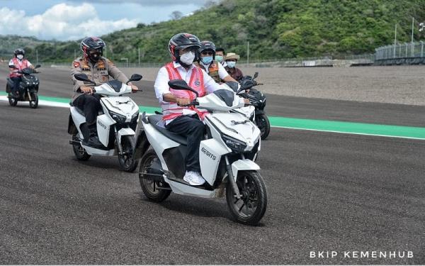Menhub Budi Karya di Mandalika 2 Menhub Budi Karya pastikan konektivitas antarmoda transportasi jelang World Superbike 2021 di Mandalika. (foto: BKIP Kemenhub)