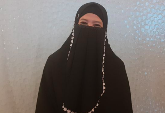 Artis cantik mengubah penampilan menjadi tertutup mengenakan cadar. (Foto: Istimewa)