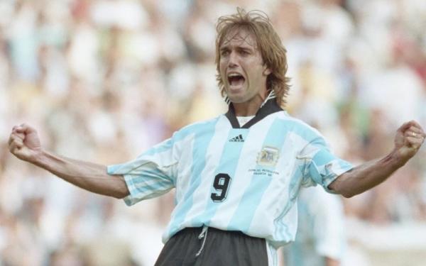 Striker Timnas Argentina era 1990-an, Gabriel Batistuta. (Foto: Twitter/@SoccerSinner)