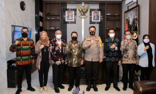 Kapolda NTB Irjen Pol M Iqbal bersama jajaran BPJS Kesehatan di Mapolda NTB. (Foto: Humas Polda NTB)