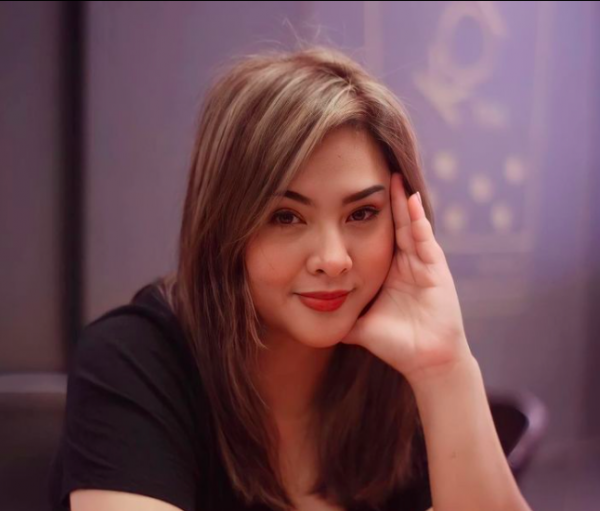 Artis yang memiliki tubuh berisi dan tetap terlihat cantik. (Foto: Instagram)