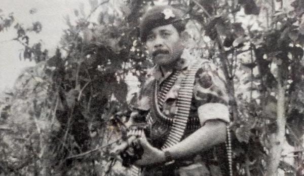 Tatang Sniper Peltu (Purn) Tatang Koswara berseragam Kostrad. (Foto dok pribadi/ Buku Satu Peluru Satu Musuh Jatuh).