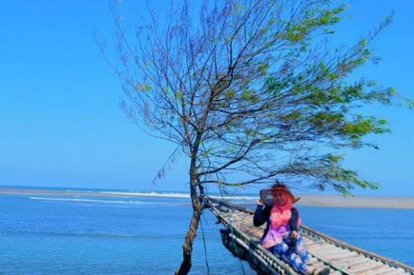 Pantai Baros menawarkan keindahanalam yang menarik, pantai dengan hutan mangrove yang menawan. (Foto : @puspasaridwi
