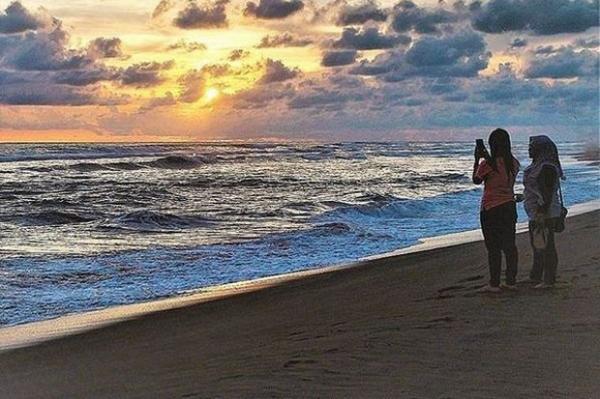 Suasana Pantai Depok, Bantul tak kalah dengan yang lainnya. Di tempat ini juga berjajar warung seafood. (Foto: Instagram/@hartono1743)