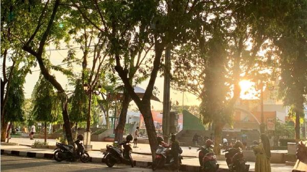 alun-alun lamongan Alun-alun Lamongan saat malam hari. (dok)
