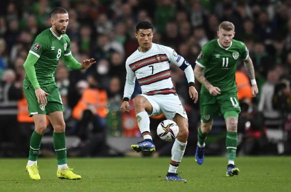 Irlandia vs Portugal Ronaldo Portugal harus puas dengan hasil Imbang 0-0 saat bertandang ke markas Irlandia dalam laga lanjutan Grup A Kualifikasi Piala Dunia 2022. Ronaldo sulit cetak gol. (foto: REUTERS/Clodagh Kilcoyne).
